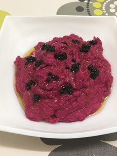 Una foto de Hummus de remolacha con perlas de trufa