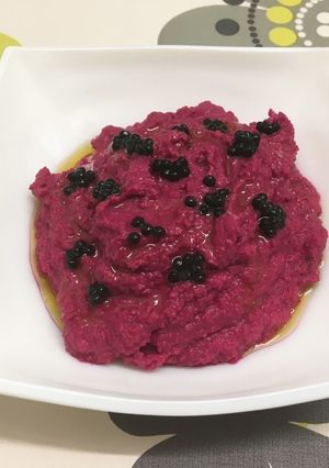 Una foto de Hummus de remolacha con perlas de trufa