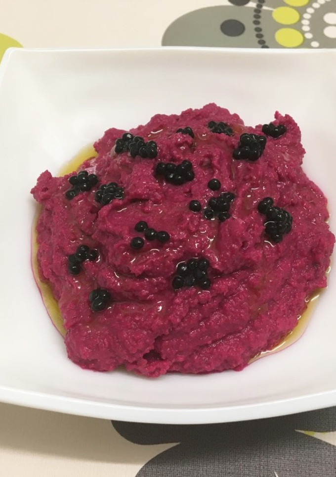 Una foto de Hummus de remolacha con perlas de trufa