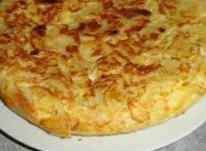 صورة لوصفة تورتية البطاطس والبصل التقليدية 😍