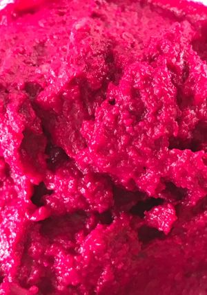 Una foto de Hummus de garbanzo y remolacha