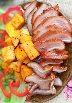 Hình của món Tai heo phá lấu và xoài xanh lắc.