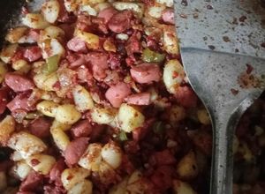 Una foto de Guiso de papas con longaniza y salchichas 👌😋