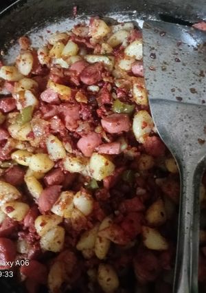 Una foto de Guiso de papas con longaniza y salchichas 👌😋