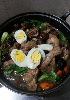 A picture of Chicken mushroom with greens.