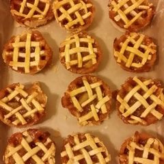 A picture of Taisen's Mini Fruit Pies.
