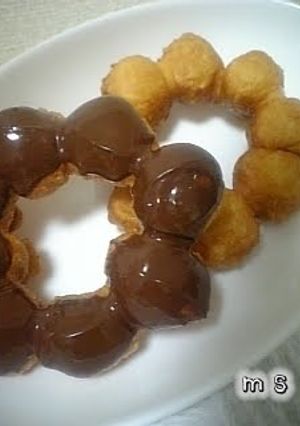 A picture of Plain or Chocolate Pon-De-Ring Style Donuts.
