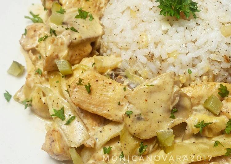 Bagaimana Menyiapkan Chicken Stroganoff with Garlic-Butter Rice, Enak