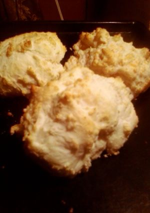 A picture of garlic & cheese biscuits.
