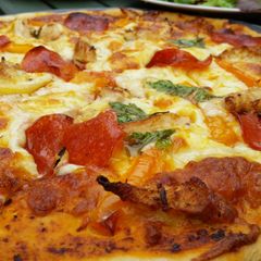 A picture of Chicken and pepperoni pizza.