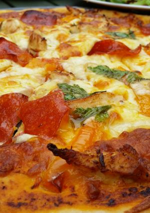 A picture of Chicken and pepperoni pizza.