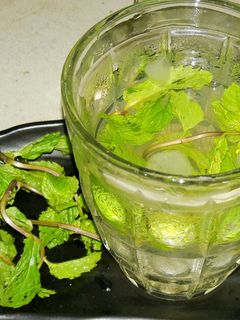 লেমন পুদিনা মশলা মোজিতো (lemon pudina masala mojito recipe in Bengali) রেসিপির প্রধান ছবি