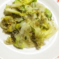 A picture of Simple and Nutritious! Lettuce and Baby Sardine Stir-fry.