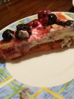Una foto de Torta cheese con frutos rojos y café. Sin tacc/sin gluten
