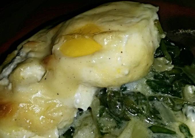 Sig/*ari* poached eggs over spinach and Sauce Mornay.