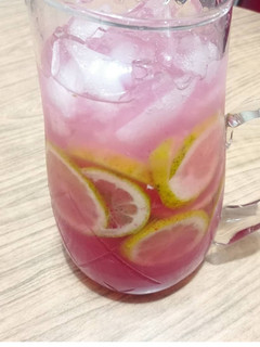 Una foto de Agua fresca de té verde