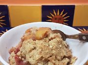 Una foto de crumble de duraznos