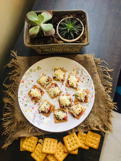 બિસ્કિટ પીઝા (Biscuit Pizza Recipe In Gujarati) રેસીપી મુખ્ય ફોટો