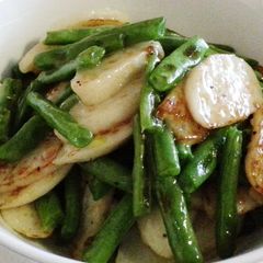 A picture of Fish cake with french bean.