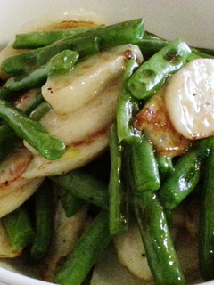A picture of Fish cake with french bean.