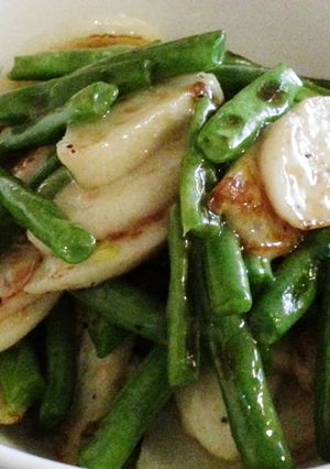 A picture of Fish cake with french bean.