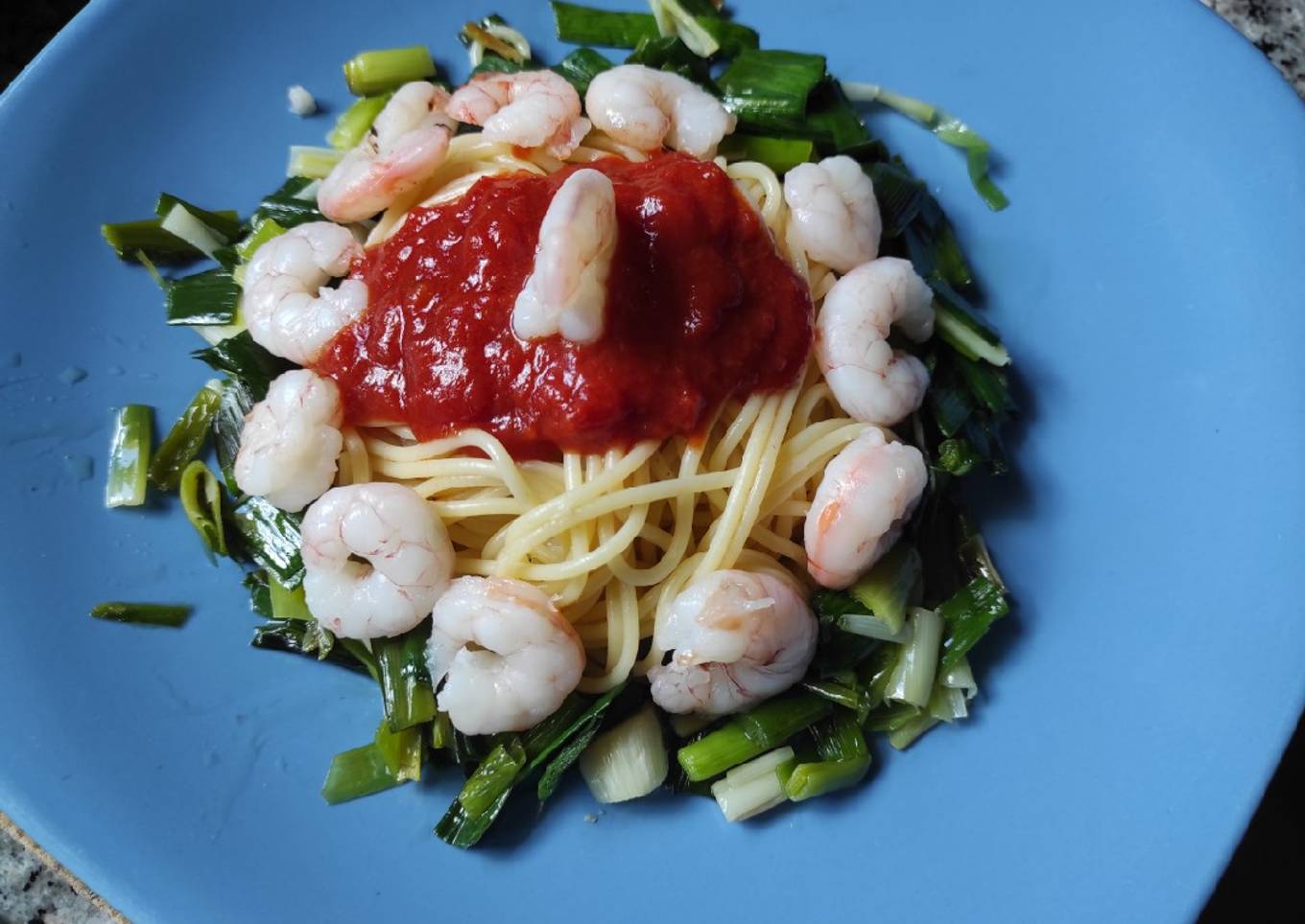 Espaguetis a l'arrabiata con ajetes y gambas