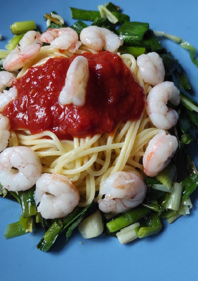 Una foto de Espaguetis a l'arrabiata con ajetes y gambas