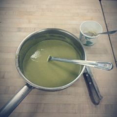 A picture of Pea & Basil Soup.