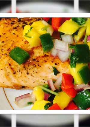 Hình của món Cá hồi áp chảo với salad xoài.