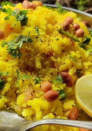 आलू-मटार कांदेपोहे रेसिपी (aloo matar kande pohe recipe in marathi) रेसिपी चे मुख्य फोटो 