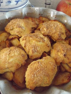 Una foto de Cobbler de manzanas y naranja