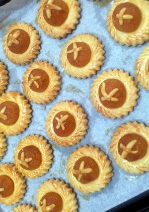 A picture of Pineapple tarts.