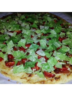 A picture of BLT PIZZA.