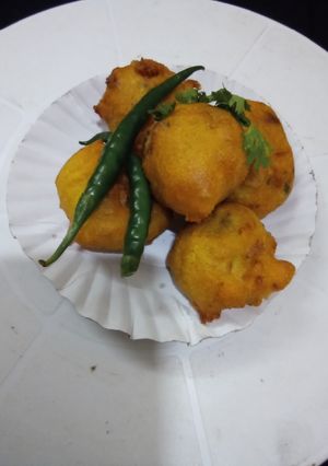 A picture of Aloo bonda.