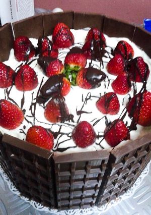 Una foto de Torta con bizcochuelo de 3 ingredientes