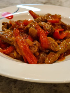 Una foto de Salteado de ternera con cebolla y pimientos de Palermo