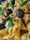 Penne ao molho de tomate com bacon e presunto