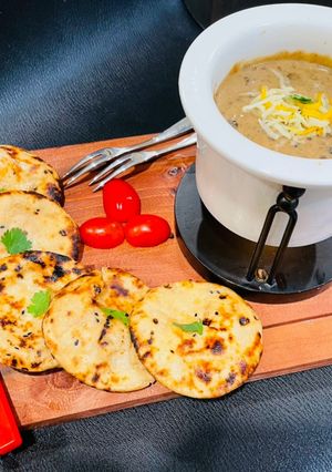 દાલ મખની ફોન્ડયુ મીની નાન (Dal Makhani Fondue Mini Naan Recipe In Gujarati) રેસીપી મુખ્ય ફોટો