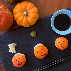 Halloween 🎃 jack o lantern sushi A picture of Halloween 🎃 jack o lantern sushi.