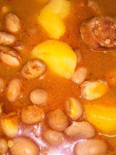 Una foto de Judías pintas con choricito y bacon En olla rápida