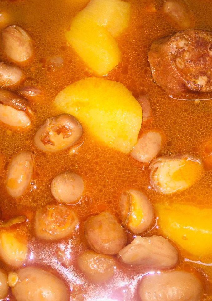 Una foto de Judías pintas con choricito y bacon En olla rápida