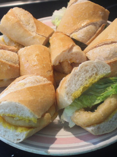 Una foto de Bocadillo de calamares con mayonesa de zanahoria