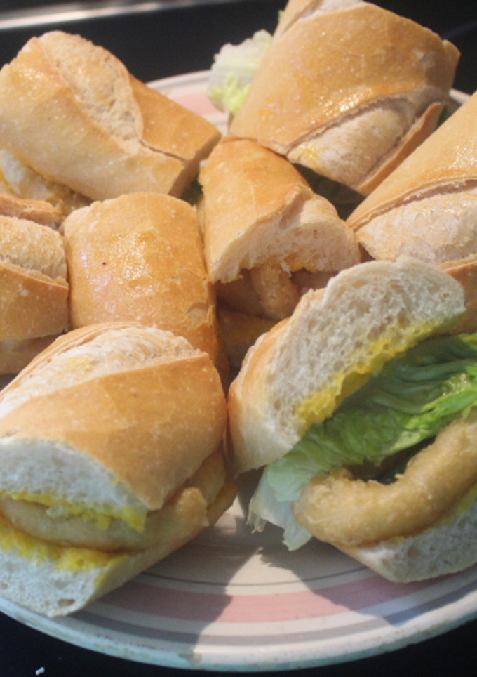 Una foto de Bocadillo de calamares con mayonesa de zanahoria
