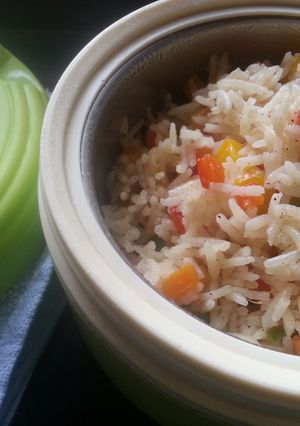 A picture of Capsicum fried rice / Tricolor rice.