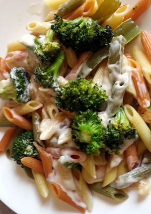 A picture of Shrimp alfredo penne pasta.