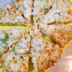A picture of Bekal Snack-Pizza Mie.