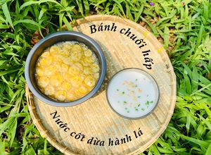 Hình của món Bánh chuối hấp Nước cốt dừa hành lá.