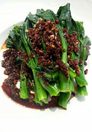 A picture of Chinese Brocoli With Garlic And Parsley Soy Sauce.