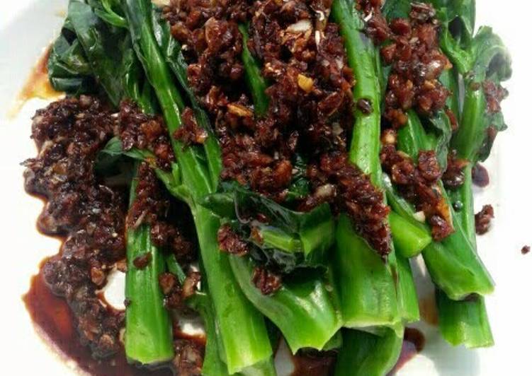 Chinese Brocoli With Garlic And Parsley Soy Sauce