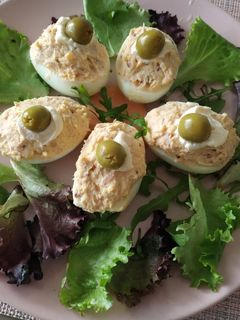 Una foto de Huevos rellenos con atún y mostaza a la antigua